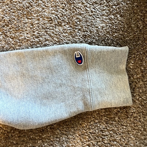 Excellent preowned condition. Made by Champion in a size medium. - Picture 5 of 8